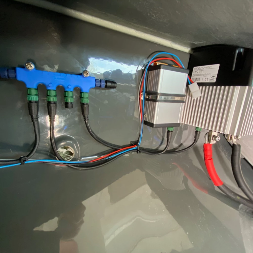 Side-Power S-Link 4-Port T-Connector 1 Side-Power S-Link 4-Port T-Connector